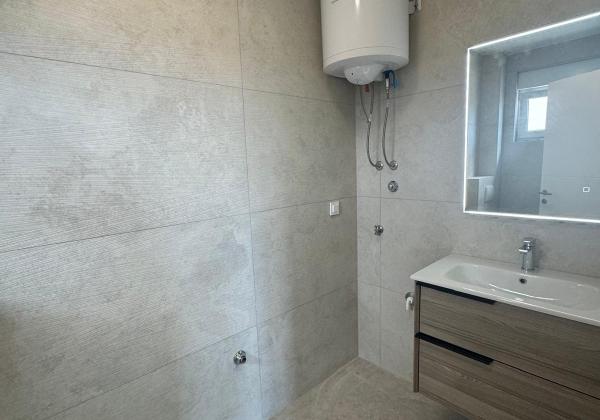 Apartmán so strešnou terasou len 100m od pieskovej pláže