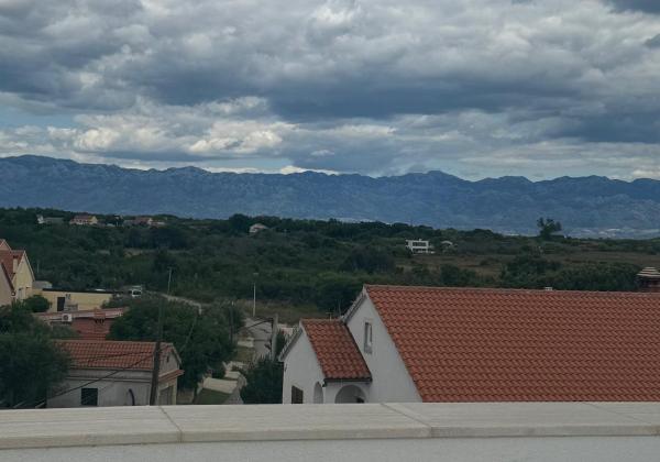 Apartmán so strešnou terasou len 100m od pieskovej pláže