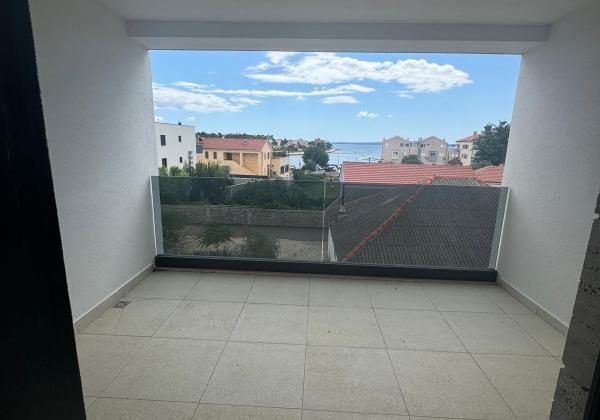 Apartmán so strešnou terasou len 100m od pieskovej pláže
