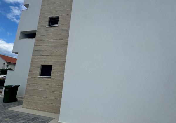 Apartmán so strešnou terasou len 100m od pieskovej pláže