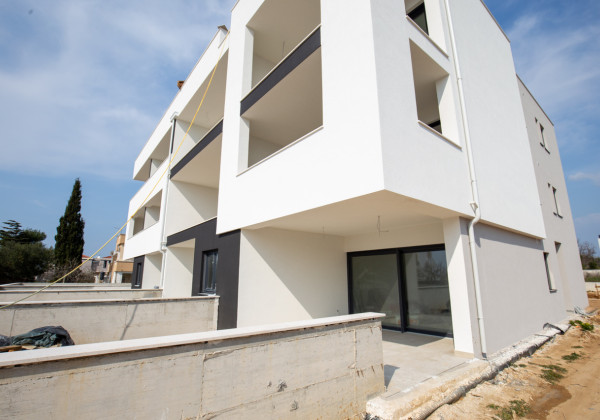 Chorvátsko : Privlaka - Na predaj apartmán s vlastnou záhradou v novostavbe, 150m od mora!