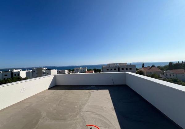 Chorvátsko-Na predaj apartmán so strešnou terasou a bazénom - Privlaka