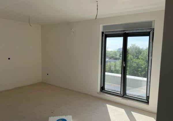 Chorvátsko-Na predaj apartmán so strešnou terasou a bazénom - Privlaka