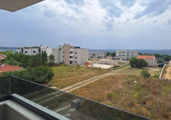 Chorvátsko-Na predaj apartmán so strešnou terasou a bazénom - Privlaka