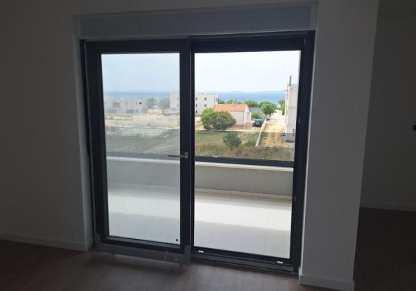 Chorvátsko-Na predaj apartmán so strešnou terasou a bazénom - Privlaka