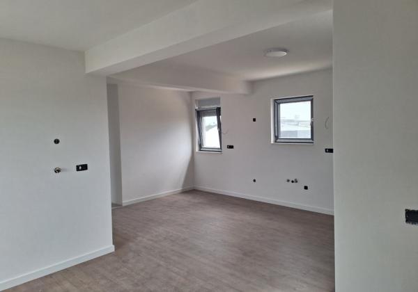 Chorvátsko-Na predaj apartmán so strešnou terasou a bazénom - Privlaka