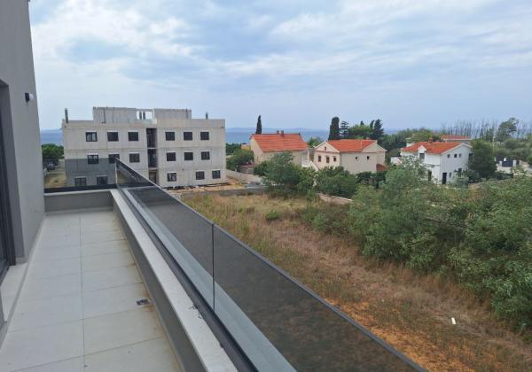 Chorvátsko-Na predaj apartmán so strešnou terasou a bazénom - Privlaka