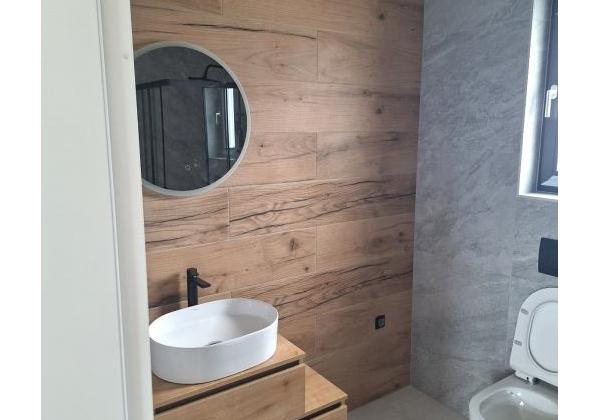 Chorvátsko-Na predaj apartmán so strešnou terasou a bazénom - Privlaka