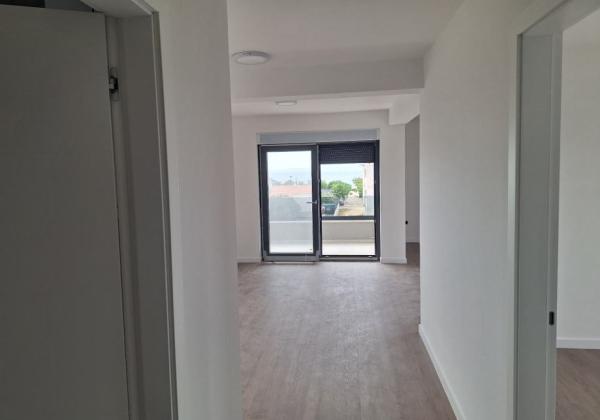 Chorvátsko-Na predaj apartmán so strešnou terasou a bazénom - Privlaka