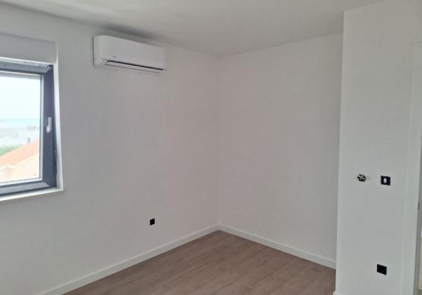 Chorvátsko-Na predaj apartmán so strešnou terasou a bazénom - Privlaka