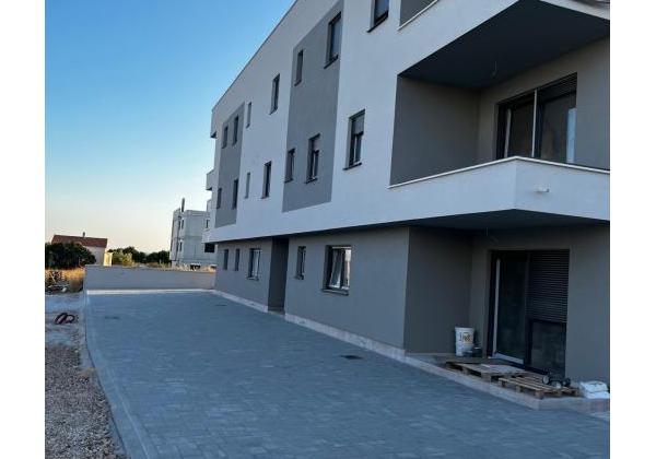 Chorvátsko-Na predaj apartmán so strešnou terasou a bazénom - Privlaka