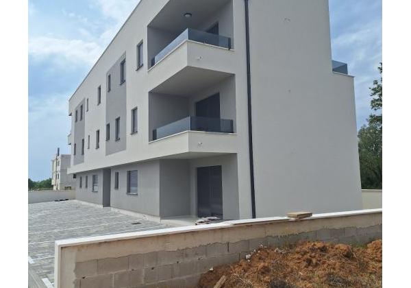 Chorvátsko-Na predaj apartmán so strešnou terasou a bazénom - Privlaka