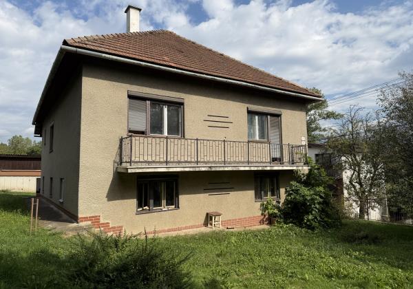 Priestranný rodinný dom s veľkou záhradou - Lopej
