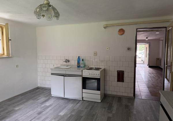 Priestranný rodinný dom s veľkou záhradou - Lopej
