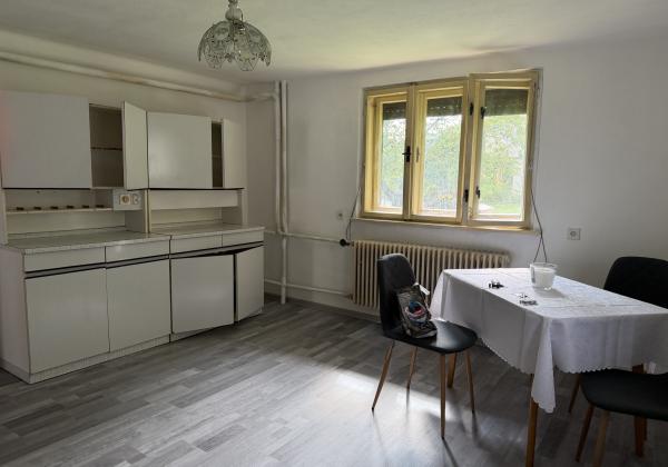 Priestranný rodinný dom s veľkou záhradou - Lopej