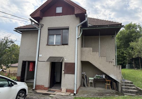 Priestranný rodinný dom s veľkou záhradou - Lopej