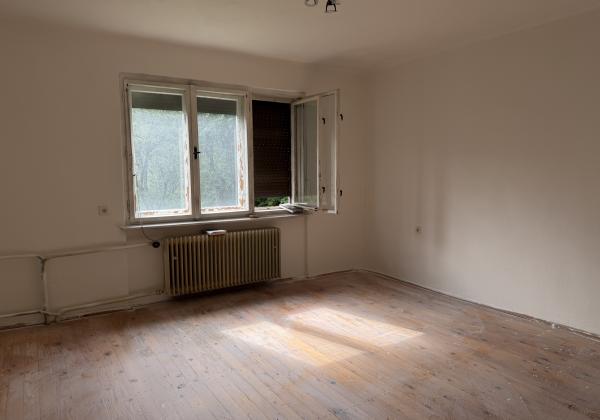 Priestranný rodinný dom s veľkou záhradou - Lopej