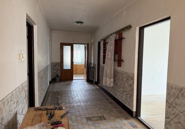 Priestranný rodinný dom s veľkou záhradou - Lopej