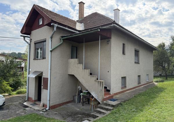 Priestranný rodinný dom s veľkou záhradou - Lopej