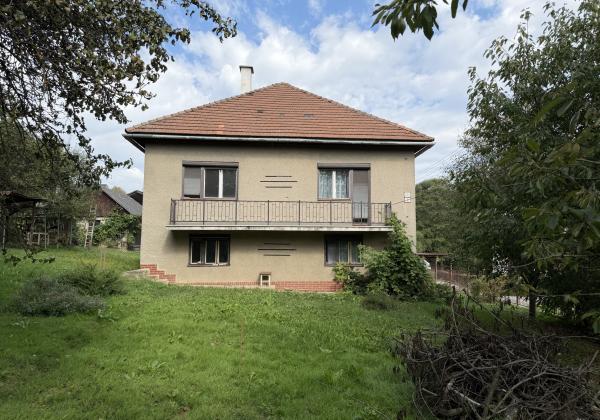 Priestranný rodinný dom s veľkou záhradou - Lopej