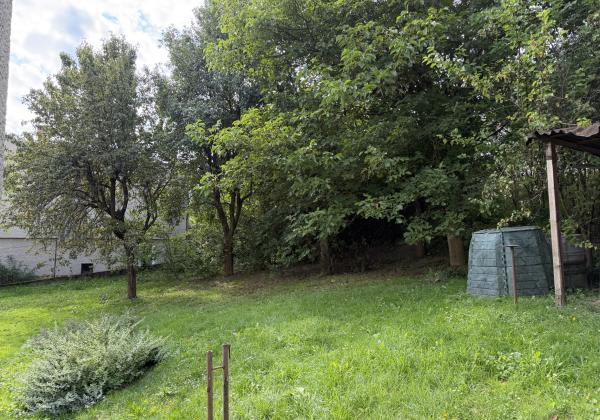 Priestranný rodinný dom s veľkou záhradou - Lopej