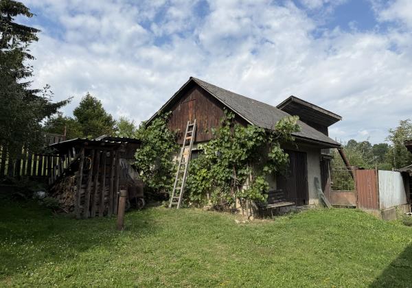 Priestranný rodinný dom s veľkou záhradou - Lopej