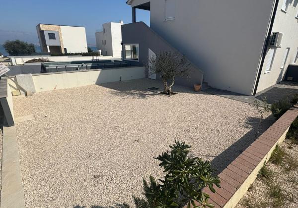 Chorvátsko, ostrov Vir : Na predaj apartmán s galériou a záhradou – len 80 m od mora