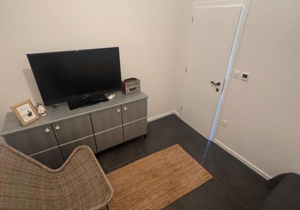 Chorvátsko, ostrov Vir : Na predaj apartmán s galériou a záhradou – len 80 m od mora