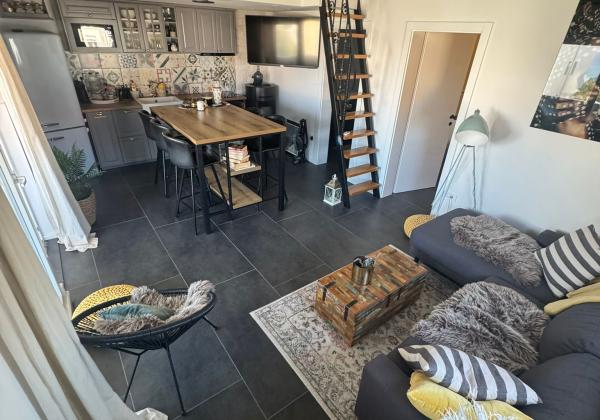 Chorvátsko, ostrov Vir : Na predaj apartmán s galériou a záhradou – len 80 m od mora