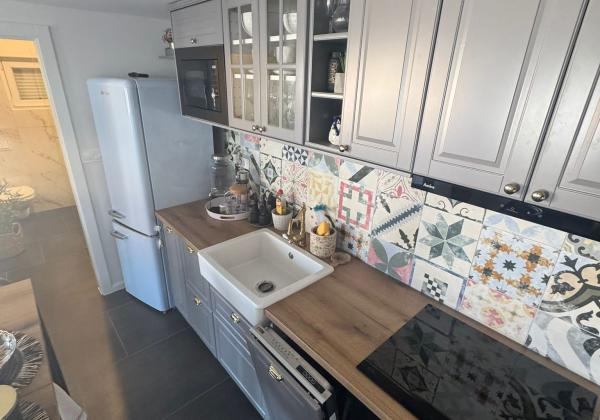 Chorvátsko, ostrov Vir : Na predaj apartmán s galériou a záhradou – len 80 m od mora