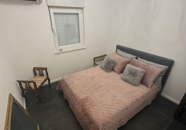 Chorvátsko, ostrov Vir : Na predaj apartmán s galériou a záhradou – len 80 m od mora