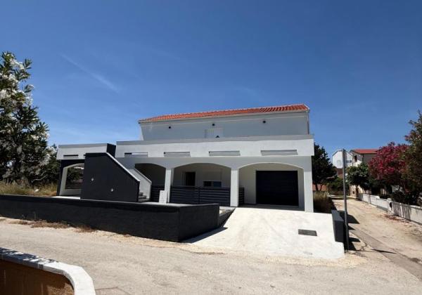 Chorvátsko - Apartmán 3x spálňa s garážou len 80m od mora