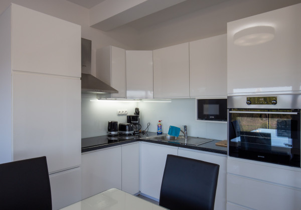 Na predaj: Priestranný 4 izbový apartmán na ostrove Vir v Chorvátsku