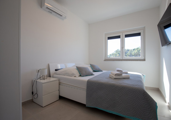 Na predaj: Priestranný 4 izbový apartmán na ostrove Vir v Chorvátsku