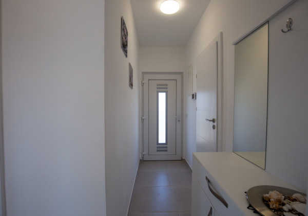 Na predaj: Priestranný 4 izbový apartmán na ostrove Vir v Chorvátsku