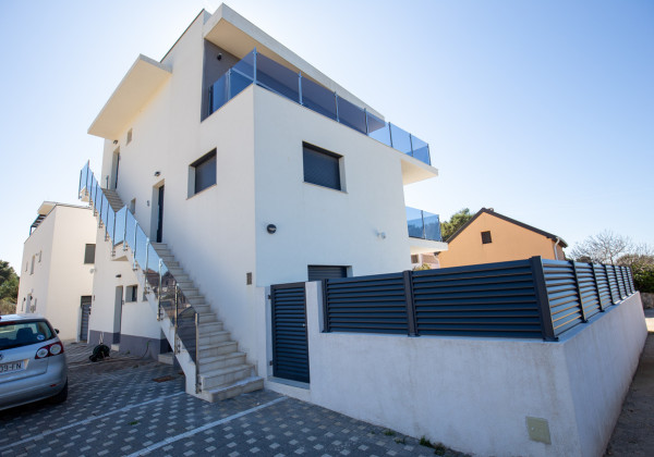 Na predaj: Priestranný 4 izbový apartmán na ostrove Vir v Chorvátsku
