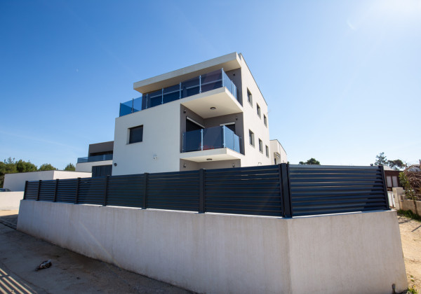 Na predaj: Priestranný 4 izbový apartmán na ostrove Vir v Chorvátsku