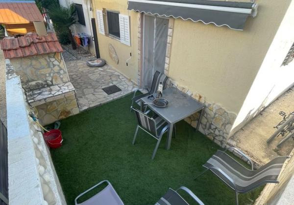 Chorvátsko- Apartmán so záhradou len 300m od mora