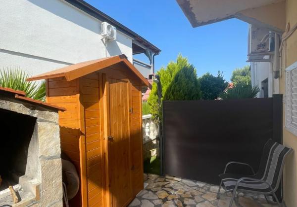 Chorvátsko- Apartmán so záhradou len 300m od mora