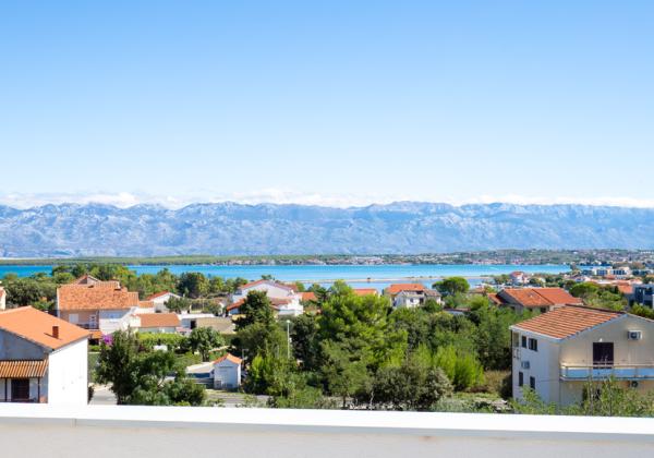 Chorvátsko - PENTHOUSE 72 m² S VEĽKOU STREŠNOU TERASOU A PANORAMATICKÝM VÝHĽADOM NA MORE