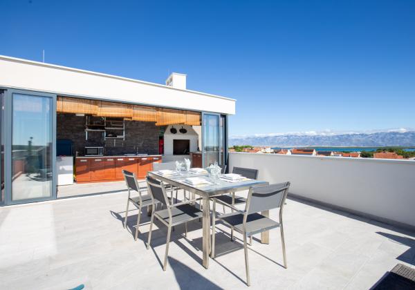 Chorvátsko - PENTHOUSE 72 m² S VEĽKOU STREŠNOU TERASOU A PANORAMATICKÝM VÝHĽADOM NA MORE