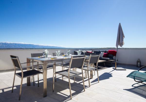 Chorvátsko - PENTHOUSE 72 m² S VEĽKOU STREŠNOU TERASOU A PANORAMATICKÝM VÝHĽADOM NA MORE