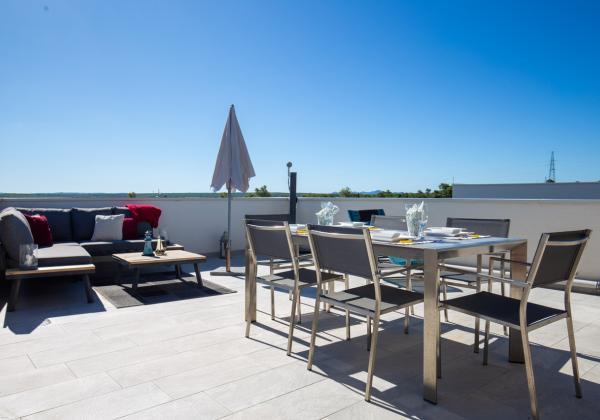 Chorvátsko - PENTHOUSE 72 m² S VEĽKOU STREŠNOU TERASOU A PANORAMATICKÝM VÝHĽADOM NA MORE