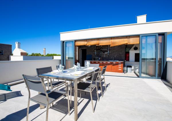 Chorvátsko - PENTHOUSE 72 m² S VEĽKOU STREŠNOU TERASOU A PANORAMATICKÝM VÝHĽADOM NA MORE