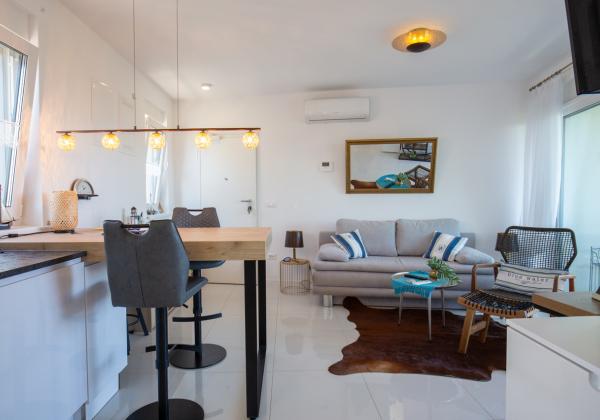 Chorvátsko - PENTHOUSE 72 m² S VEĽKOU STREŠNOU TERASOU A PANORAMATICKÝM VÝHĽADOM NA MORE
