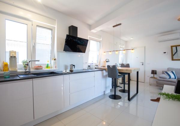 Chorvátsko - PENTHOUSE 72 m² S VEĽKOU STREŠNOU TERASOU A PANORAMATICKÝM VÝHĽADOM NA MORE