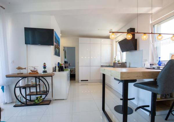 Chorvátsko - PENTHOUSE 72 m² S VEĽKOU STREŠNOU TERASOU A PANORAMATICKÝM VÝHĽADOM NA MORE