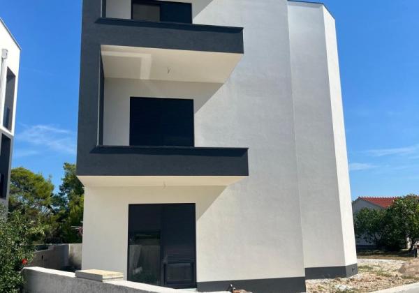 Chorvátsko - Novostavba apartmánu v centre ostrova Vir s výhľadom na more