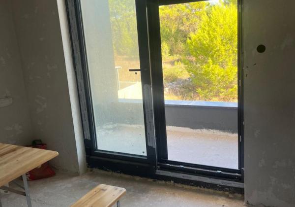 Chorvátsko - Novostavba apartmánu v centre ostrova Vir s výhľadom na more