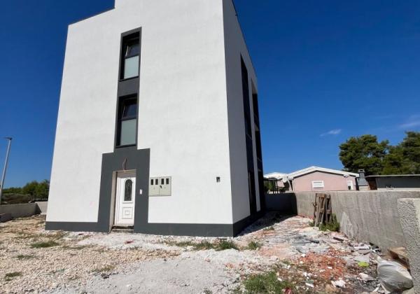 Chorvátsko - Novostavba apartmánu v centre ostrova Vir s výhľadom na more
